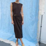 VIJUSTINE VESTIDO MIDI DRAPEADO MARRÓN