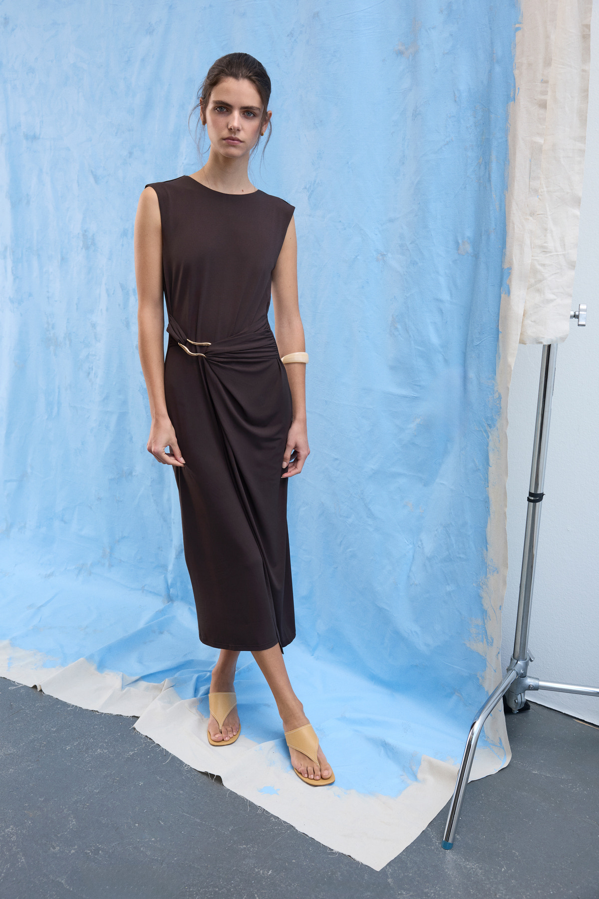VIJUSTINE VESTIDO MIDI DRAPEADO MARRÓN